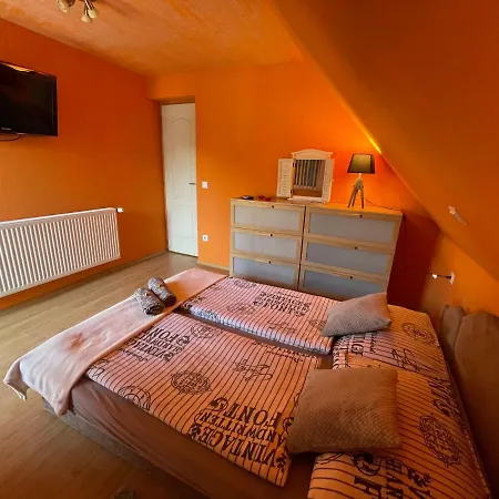 Mira Kucko Apartment Oreglak