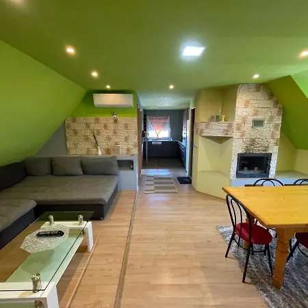 Mira Kucko Apartment Oreglak